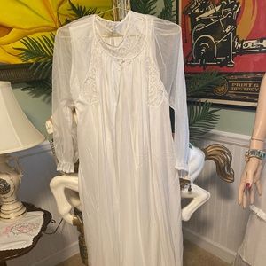 Vintage 2 piece slip and robe set white with lace.